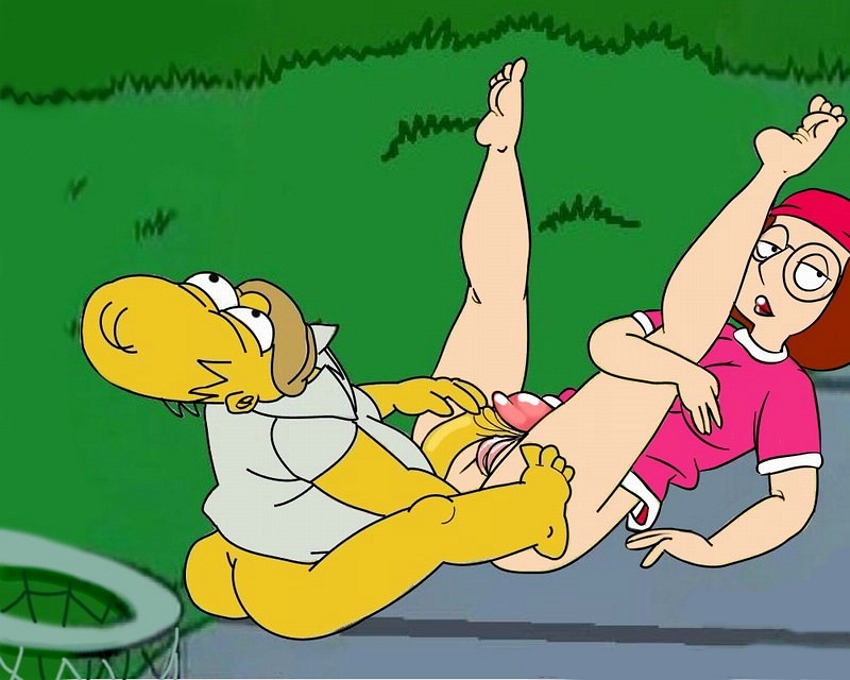 Гриффины и Симпсоны дружат семьями. Гомер вставляет свой член дочке Гриффинов задравшей ноги выше головы