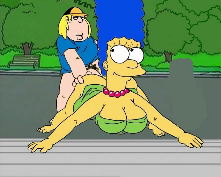 Гриффины и Симпсоны дружат семьями. Барт Симпсон подсказывает Крису Гриффину как лучше трахать сзади его маму Мардж Симпсон