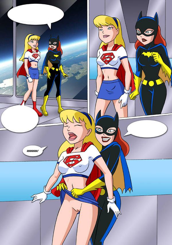 Бэтгерл задирает юбку Супердевушке демонстрируя всем отсутствие у той трусиков. порно комикс про молодую Лигу Справедливости