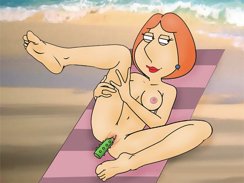 Лоис Гриффин с вибратором во влагалище мастурбирует лежа голышом на пляже