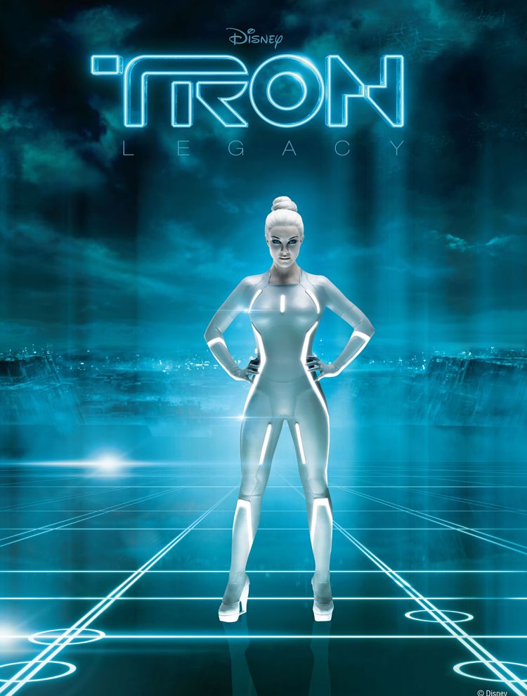 главная героиня фильма Трон: Наследие стоит широко расставив ноги в обтягивающем наряде на голое тело
