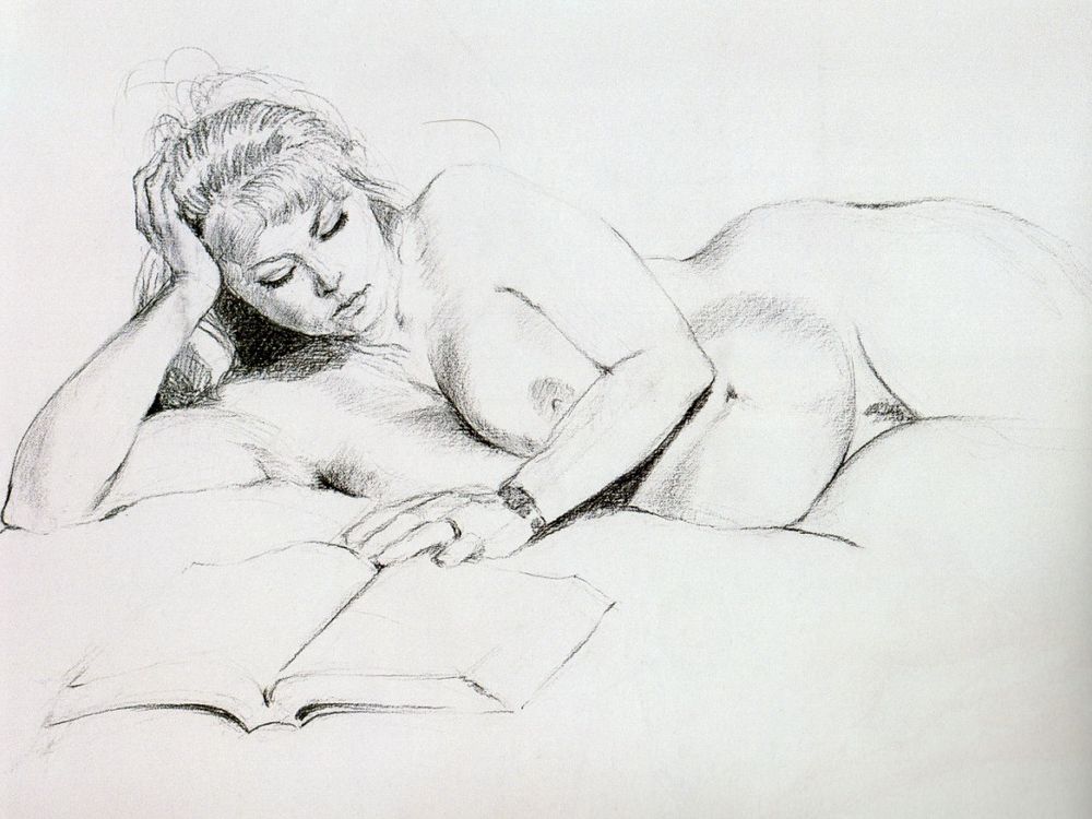 голая женщина читает книгу лежа на боку, карандашный эротический рисунок зрелой женщины, картинка с голой мамой