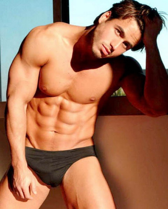 мускулистый молодой мужчина в черных плавках, фото молодых мужчин