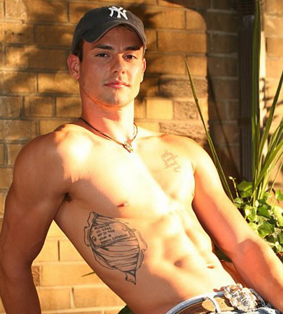 полуголый молодой мужчина с татуировками в кепке, фото молодых мужчин
