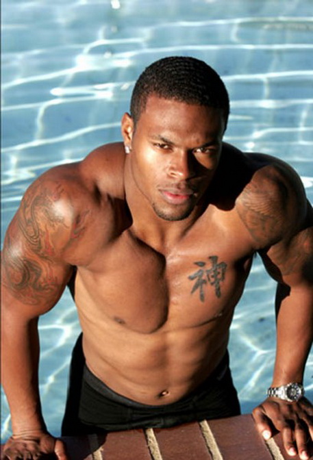 татуированный голый негр вылезает из бассейна, фото молодых мужчин