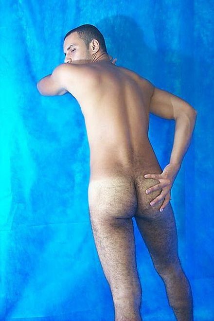 голый мужик с волосатой задницей у голубой стены