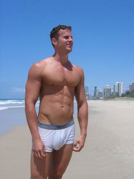 фотография красивого мужчины в белых трусах на пляже