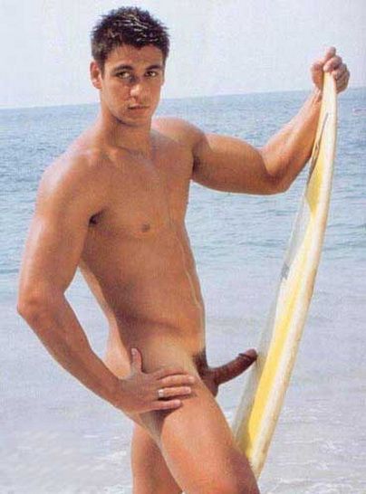 фотография красивого молодого мужчины с поднятым членом и доской для серфинга