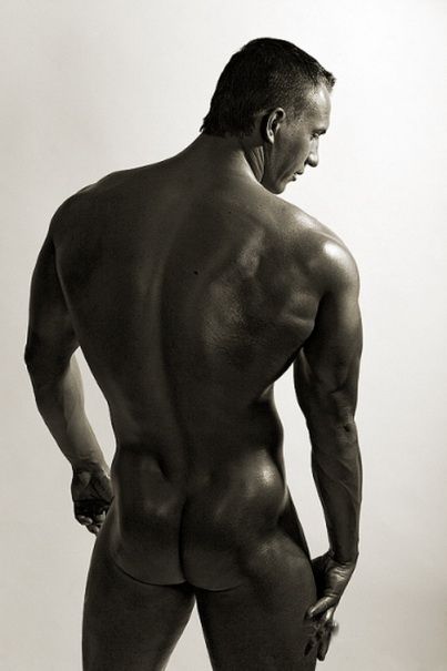 спина и задница культуриста. фото голого мужчины или парня 