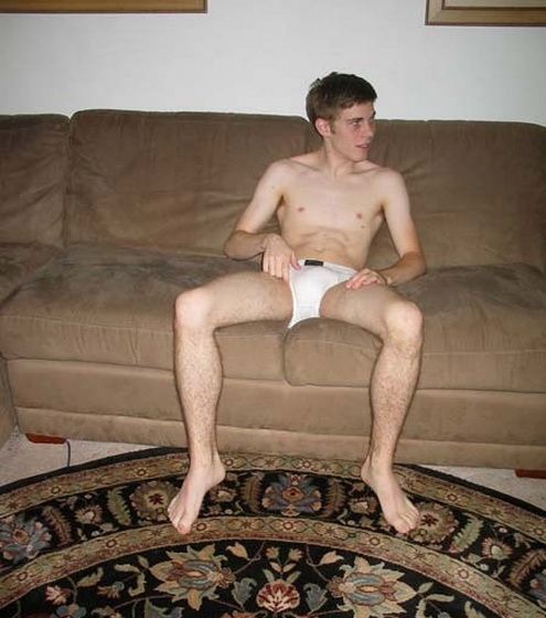 голый парень в белых трусиках на диване