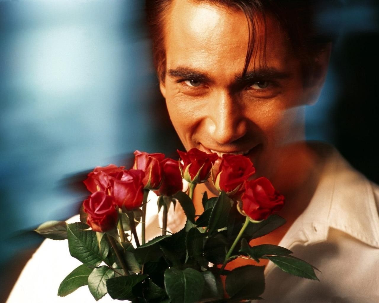 мужчинка с букетом красных роз