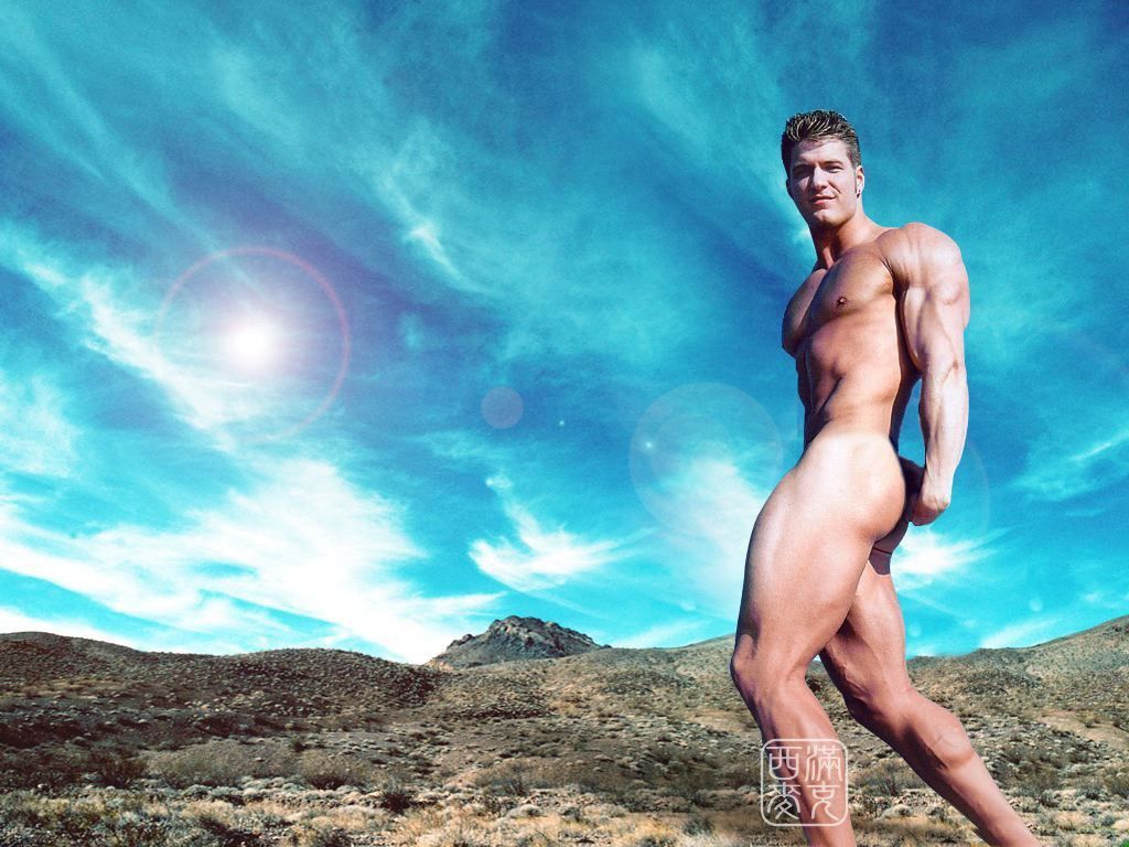 голый атлет на фоне скалистой пустыни