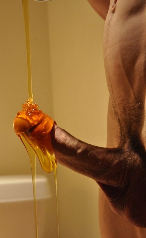 мужчина поливает свой пенис медом, чтобы приманить жену для минета