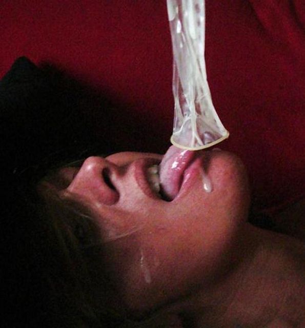 девушка вылизывает сперму из снятого партнером презерватива, фото эякуляции, порно кончающий член