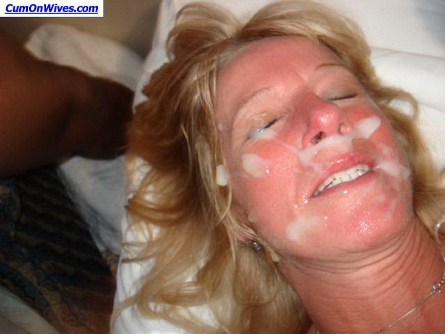 женщина за 40 с крупными сгустками спермы на лице. фото кончающего члена, женщина в сперме