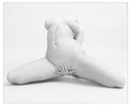 Фото мастурбирующей ладонью голой  женщины с большими сиськами. картинка ню, акт, прикол