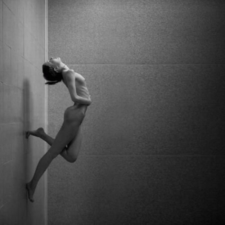 Фото голой женщины бегущей по вертикальной стене. картинка ню, акт, прикол