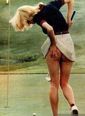зачесалось. девушка играющая в гольф чешет голую попу, сюжет порно прикола, эротический прикол