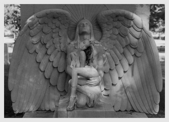ангельские объятия. голая девушка пристроилась на руках скульптуры ангела. порноприкол