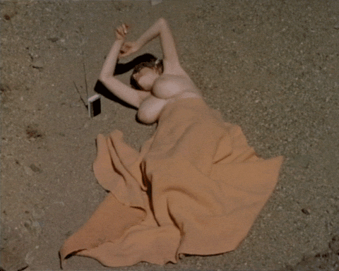 голая телка с огромными дойками трясется под музыку лежа на песке, gif-картинка, гиф с девушками