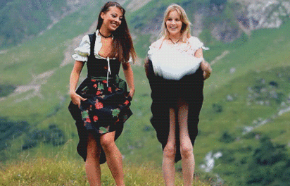 две молоденькие хохлушки задирают юбки показывая голые письки, gif-картинка, гиф с девушками