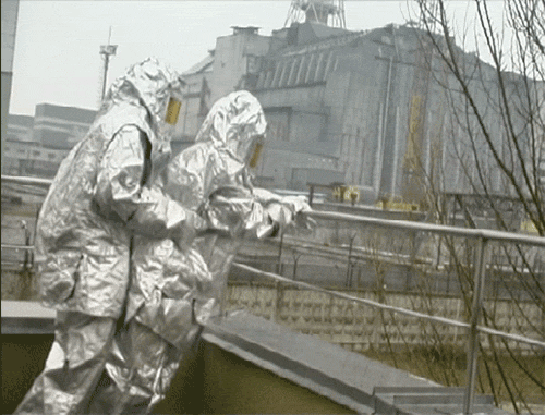 секс в антирадиационных костюмах на фоне Чернобыльской АЭС, gif-картинка, гиф с девушками