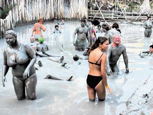 купание для похудения. женщины барахтаются в грязевой луже