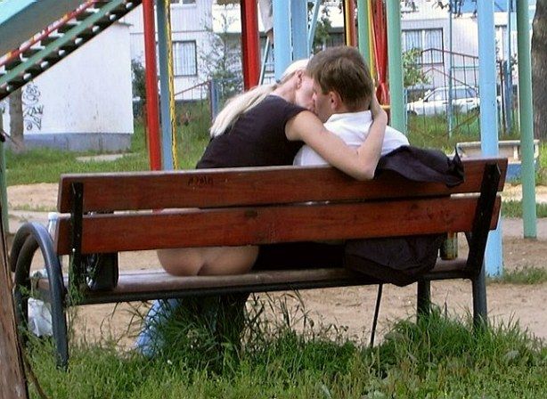 осторожно! окрашено. голая попа целующейся на скамейке девушки. прикол с эротикой