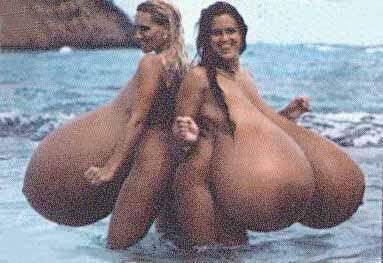 большие сиськи. большие сиськи во время купания в море. прикольное красивое женское тело