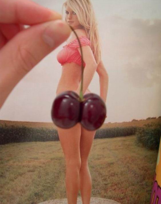 ягодки. вишенки как раз закрывают голые ягодицы девушки на фото. прикольное красивое женское тело