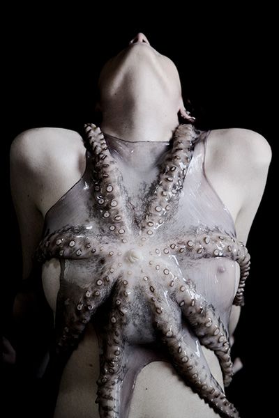голая женщина с осьминогом на груди. прикольное красивое женское тело