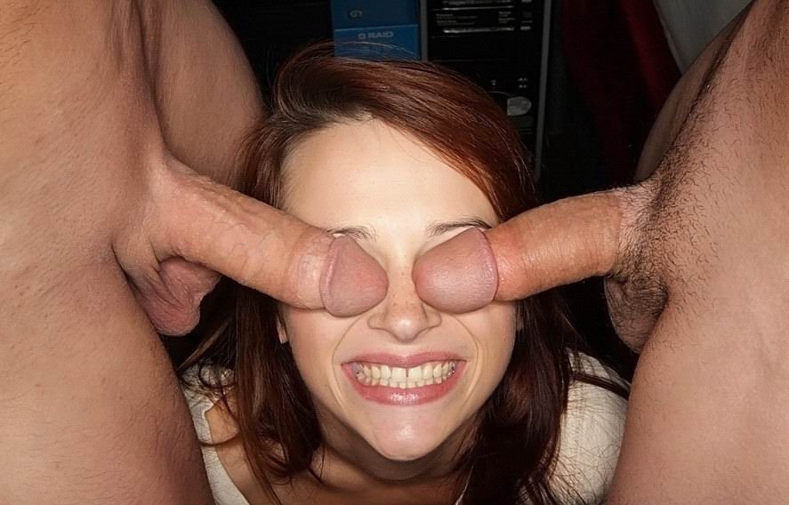 зубастая девушка демострирует оскал с закрытыми двумя головками пенисов глазами, прикольное эротическое фото, порно фото прикол