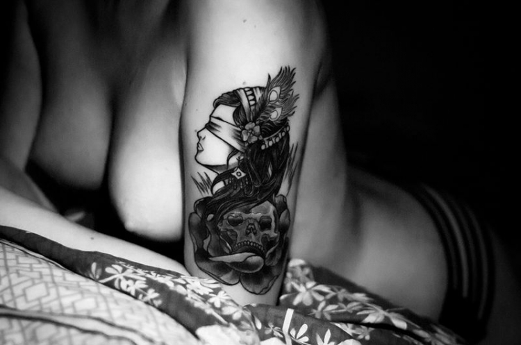 татуировка на женском плече в виде женщины с завязанными глазами, прикольное эротическое фото, порно фото прикол