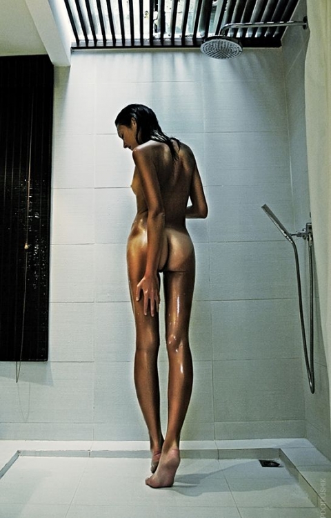 худенькая длинноногая девушка в голом виде под душем смывает бронзовую краску с тела, прикольное эротическое фото, порно фото прикол