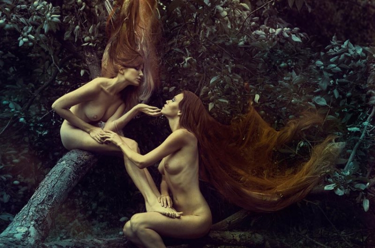 лесбийские нежности двух длинноволосых девушек на ветвях дерева, прикольное эротическое фото, порно фото прикол