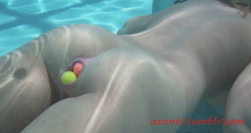подводный салют. а вы можете под водой выпускать из попы не только пузыри? секс гиф