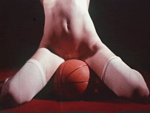 женская мастурбация баскетбольным мячом. секс гиф