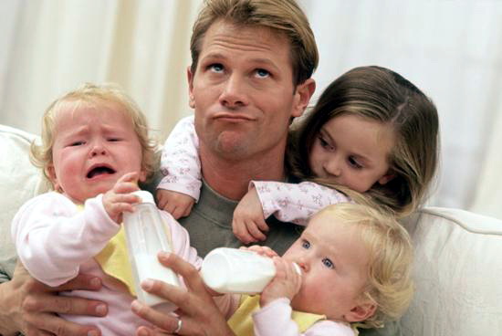 бывает. молодой папа с тремя дочками.  веселая картинка для взрослых