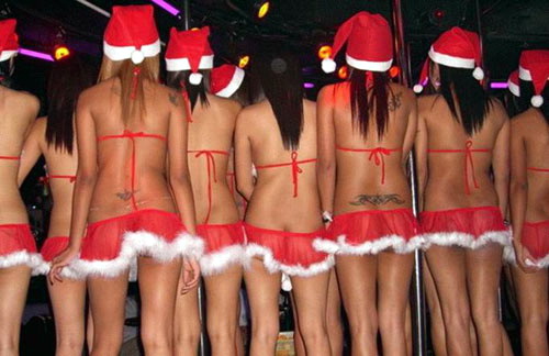 снегурочки в Бразилии. полуголые бразильские девушки в рождественских нарядах