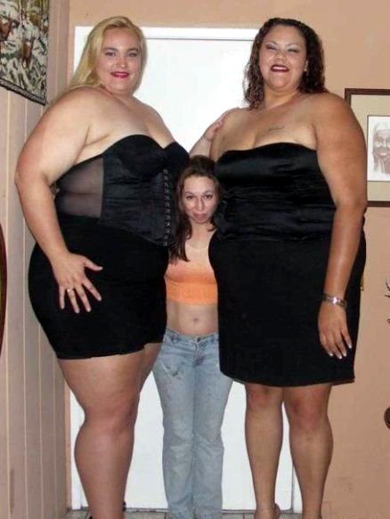 нормальный размер. две огромных толстых бабы и небольшая девушка между ними. веселая картинка для взрослых