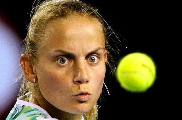 мячик. страшная рожа знаменитой теннисистки.  веселая картинка для взрослых
