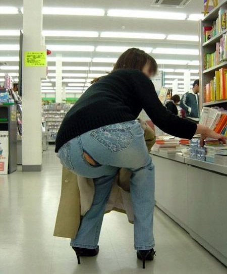 хрусть - пополам. лопнувшие джинсы у присевшей в магазине девушки. веселая картинка для взрослых