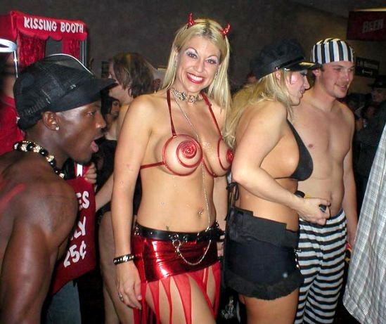 рожки да ножки. демоническое оформление женщины на порно вечеринке. веселая картинка для взрослых
