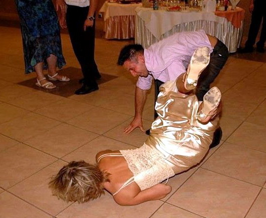 не удержал. женщина упала во время танца в ресторане. веселая картинка для взрослых