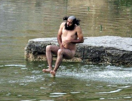 не отбить бы. бородатый мужик прыгает в воду прикрывая рукой яйца. веселая картинка для взрослых