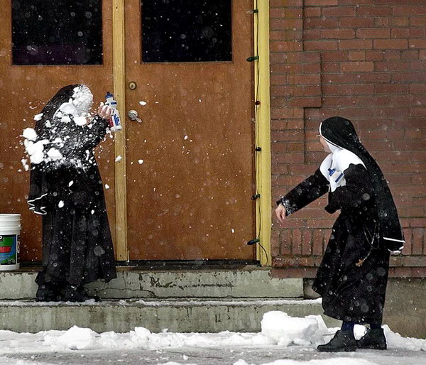 монашки. молодые монашки играют в снежки.  веселая картинка для взрослых