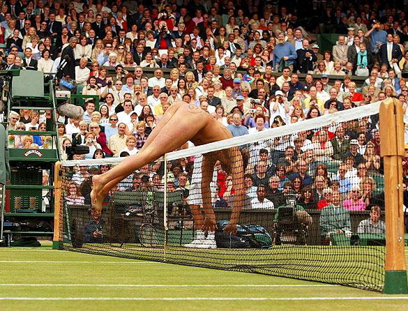 прыжок с переворотом. голая теннисистка на корте.  веселая картинка для взрослых