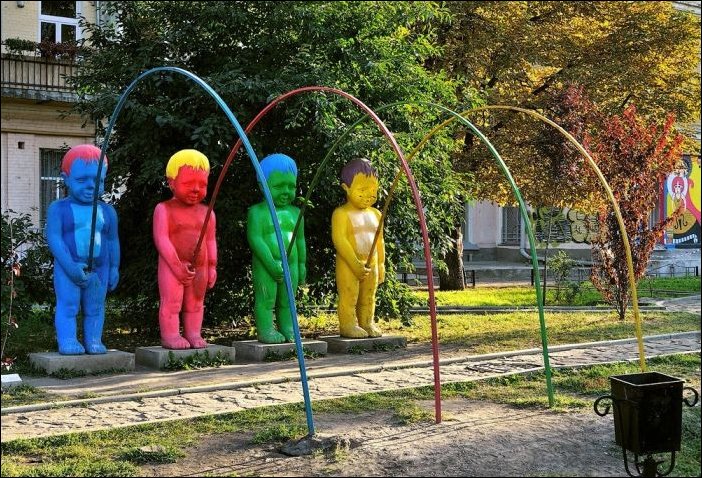 детская площадка. садовые скульптуры писающих мальчиков на детской площадке. прикольный сексуальный комплекс