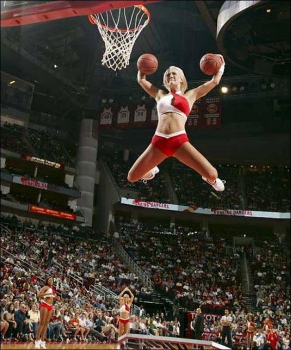 баскетболистка. летящая в воздухе спортсменка с двумя мячами сразу. прикольный сексуальный комплекс