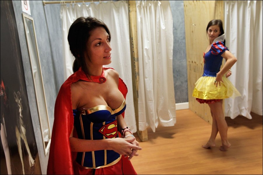 суперменка. грудастая женщина в костюме с эмблемой супермена. прикольный сексуальный комплекс
